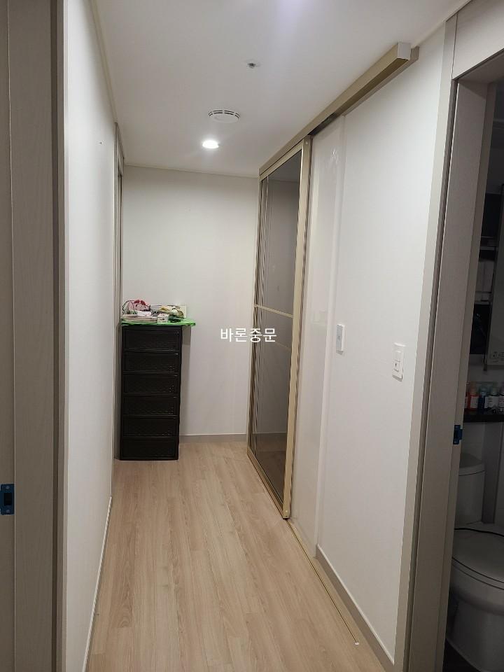 천장 조명과 내부 설비의 마감선을 체크하는 장면