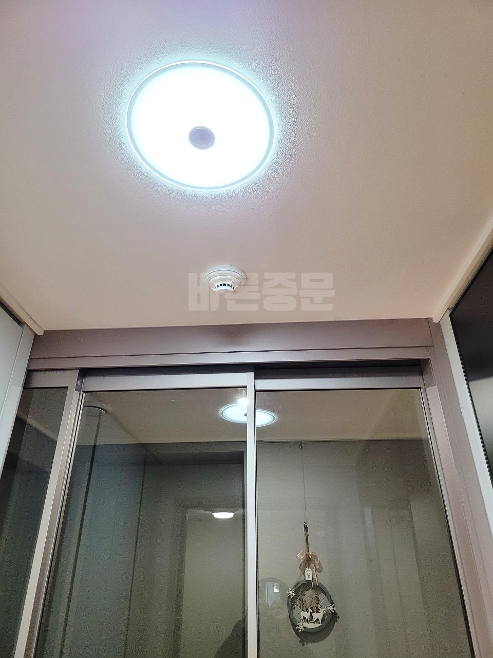 천장 조명 아래에서 프레임 고정 상태를 점검하는 모습