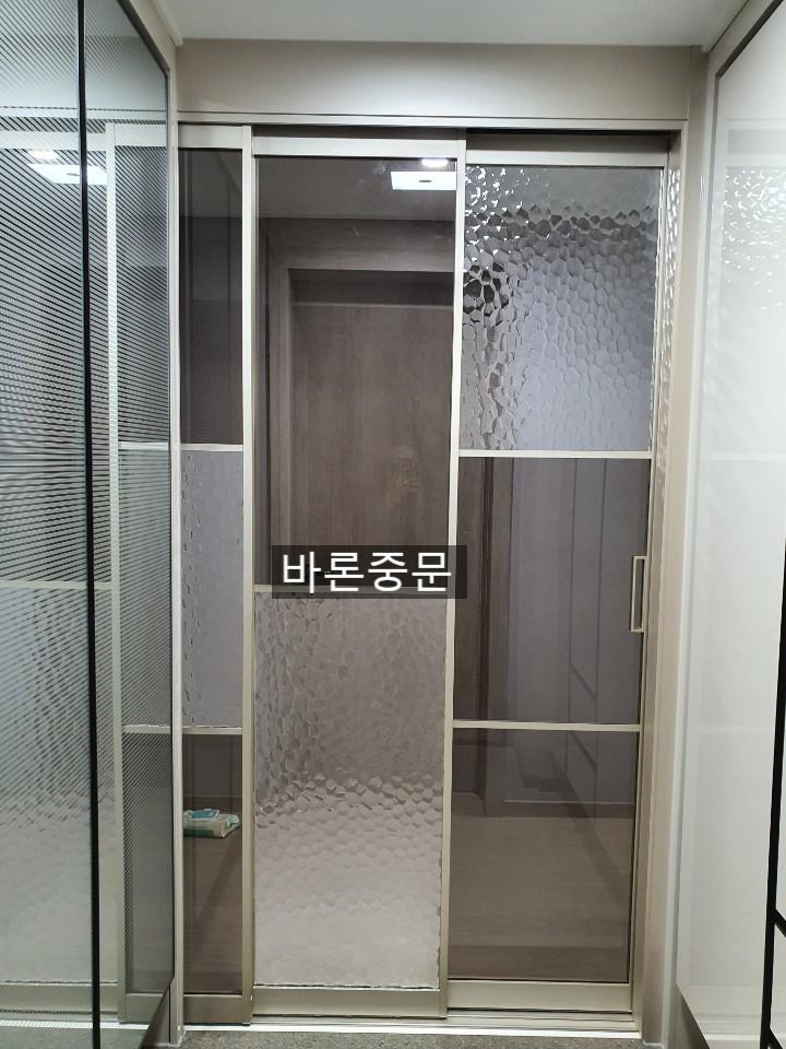 샴페인골드 프레임의 유리 패널 점검