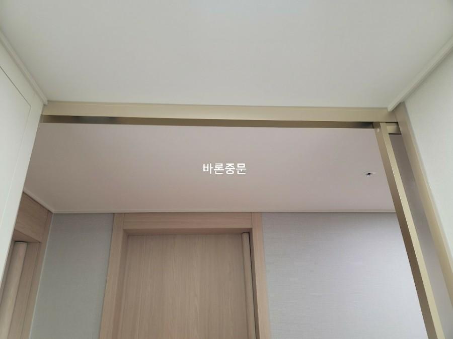 천장과 벽면 상단 마감 처리 과정