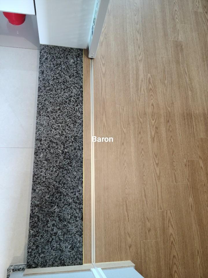 바닥재와 타일이 만나는 경계 표면