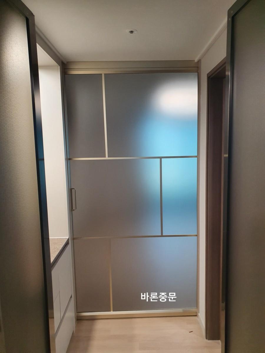 금색 라인 마감재와 조화를 이루는 샴페인골드 도어