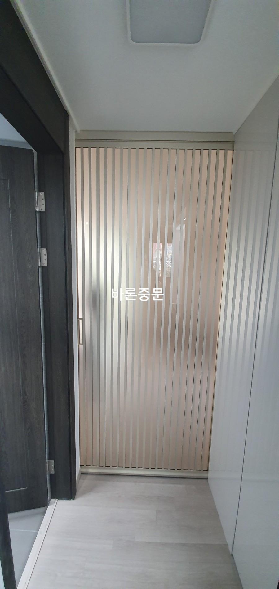 브론즈샤틴 유리가 적용된 도어의 전경