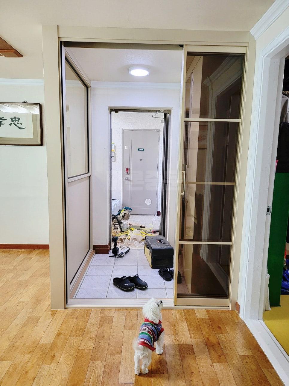 정밀한 수평 조절을 위해 기기를 활용하는 작업 과정