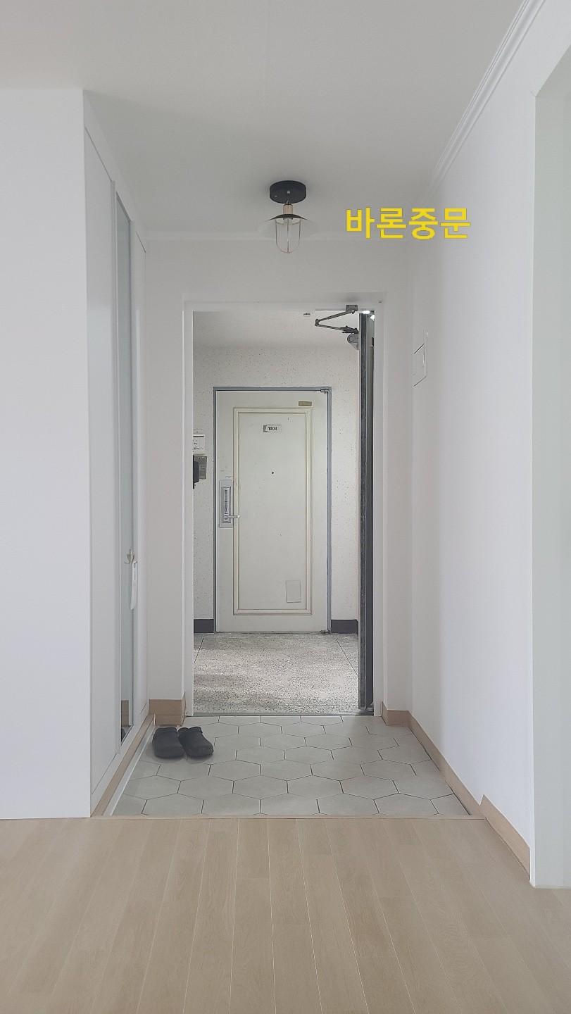 베이지색 바닥 위에서 기초를 잡는 시공 과정