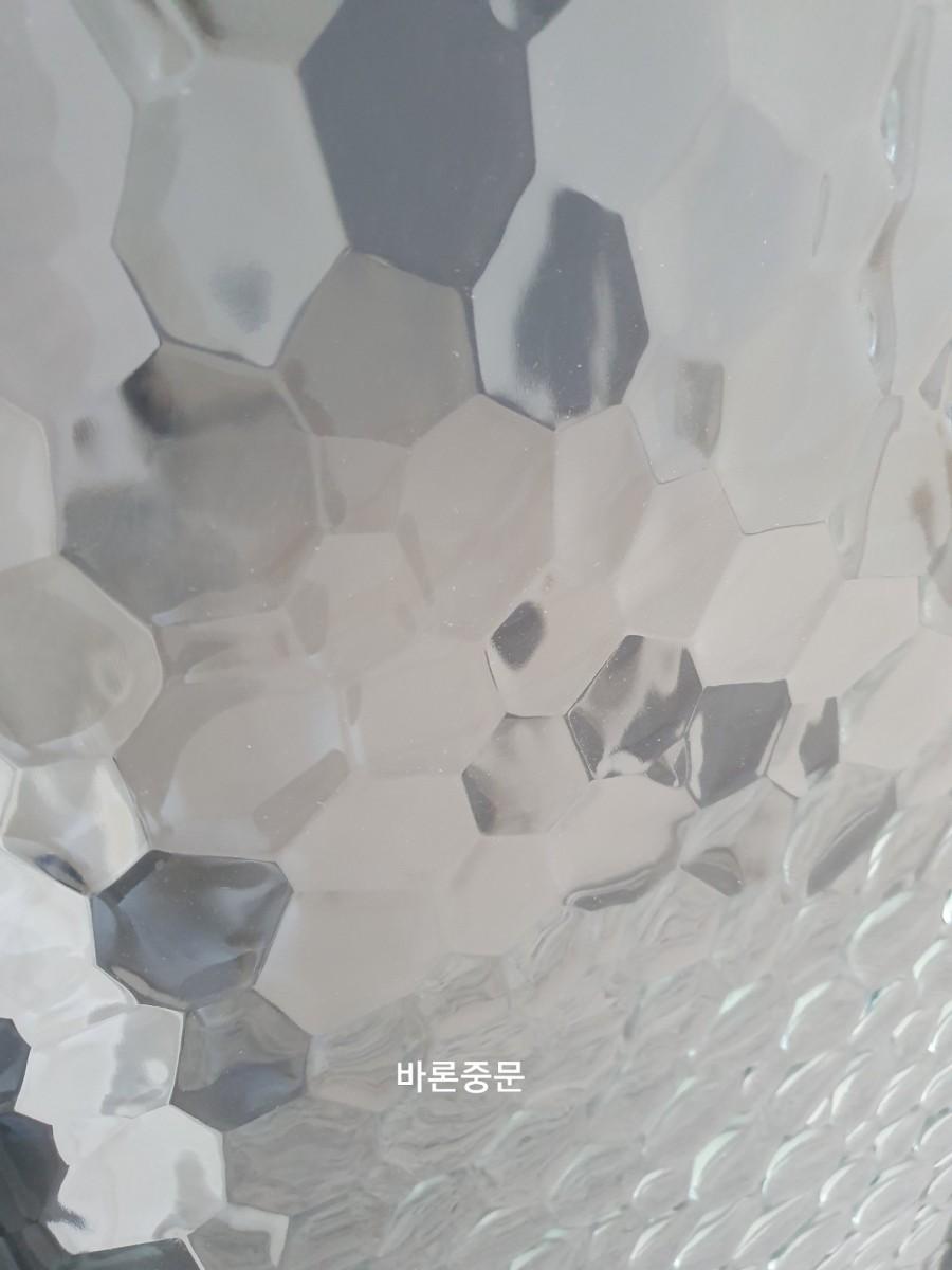 다이아몬드 패턴의 워터큐브 유리 근접샷