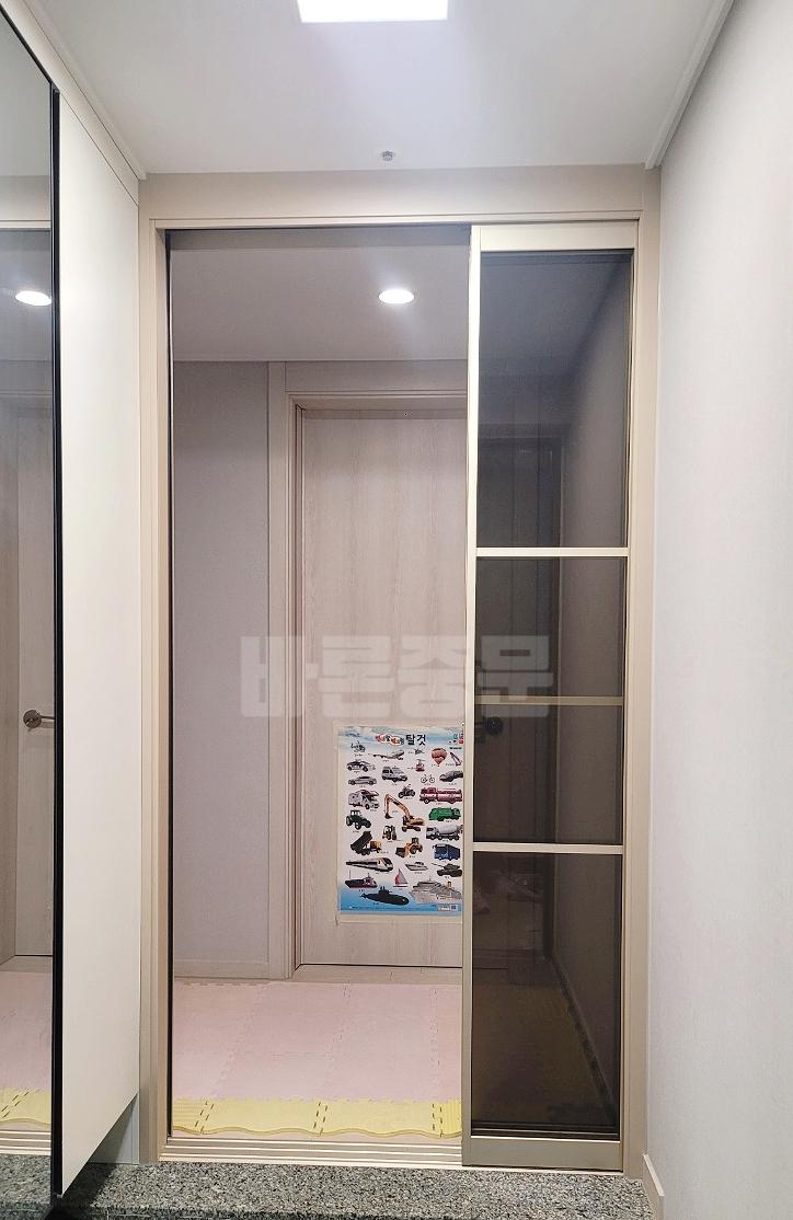 화이트 톤의 벽과 상판이 어우러진 완성된 현관 모습