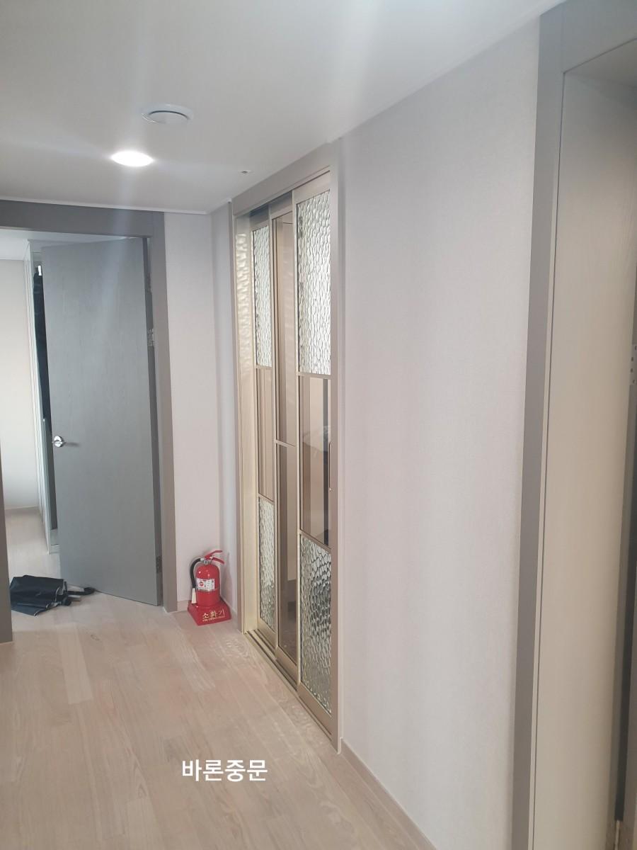 복도에서 바라본 중문과 천장 조명