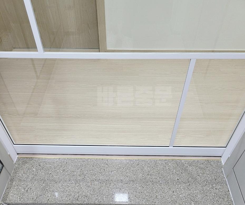 회색 석재 바닥 위 수납장 설치 과정