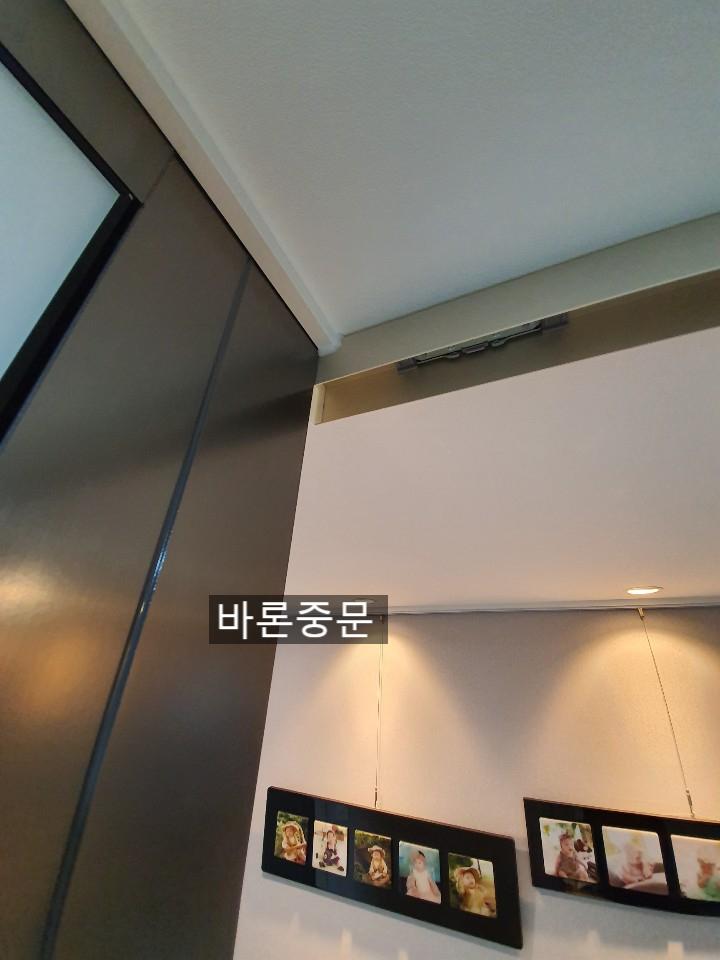 천장과 벽면이 접합된 상단 마감 부위
