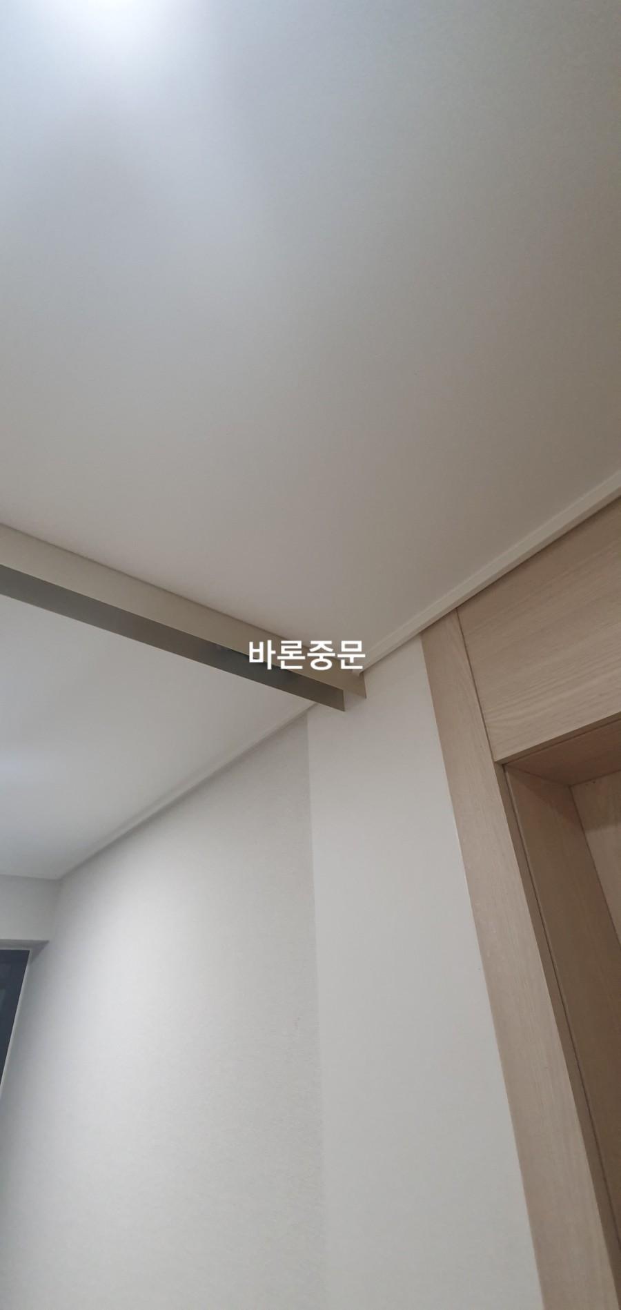 천장과 벽, 도어 연결 부위의 밀착 마감