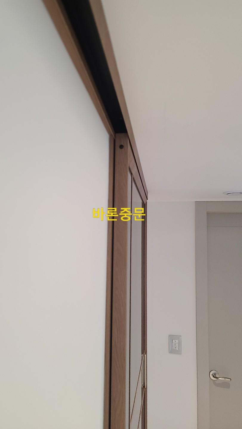 매립 시공된 상부 레일의 정교한 마감 상태