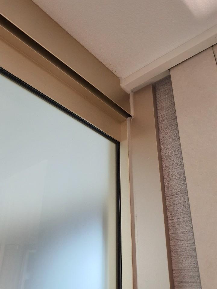 천장과 벽면 접합부에 설치된 도어 프레임 상단
