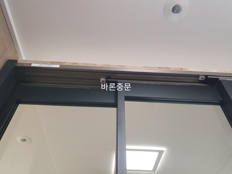 슬라이딩 도어 상단 레일과 천장 연결 부위