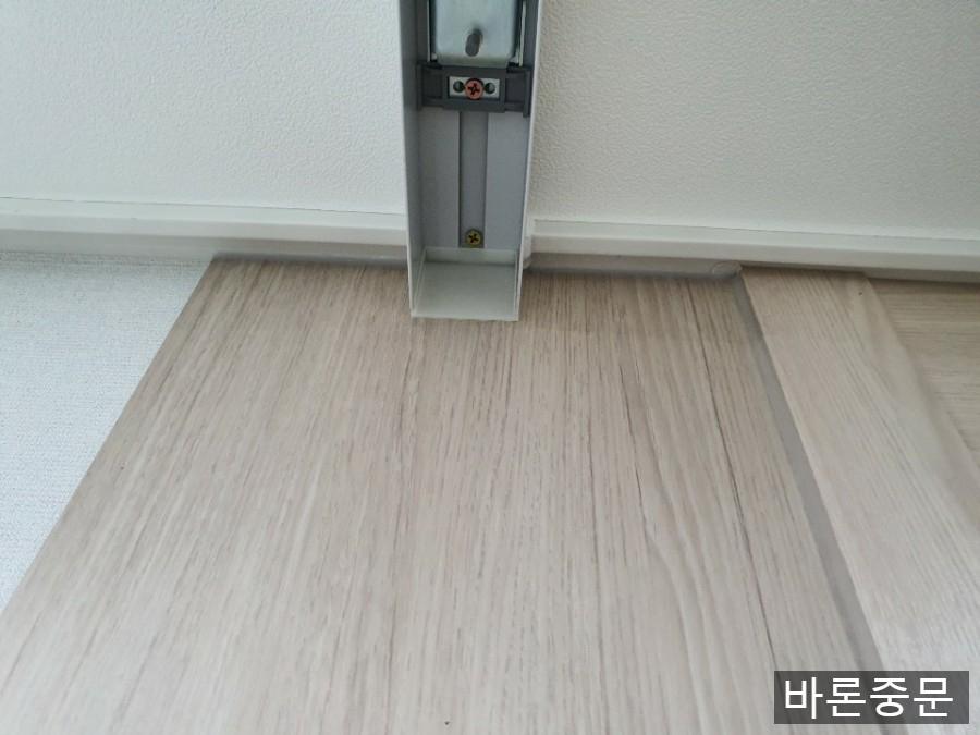 도어 힌지와 바닥재가 만나는 하단 디테일