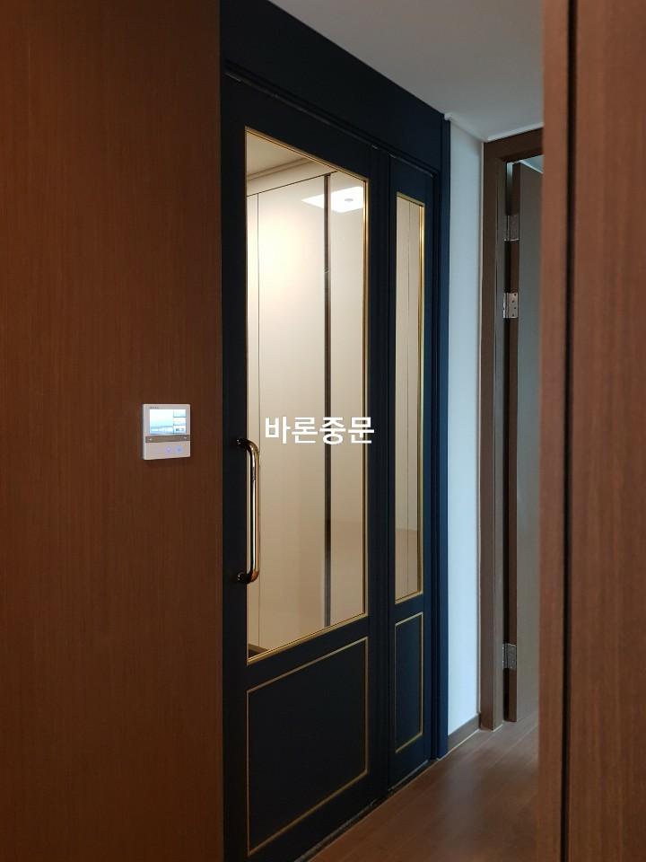 골드 포인트와 브론즈 유리가 적용된 중문의 완성된 모습