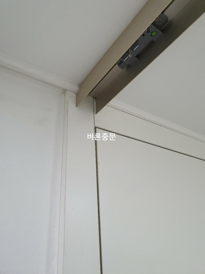 천장 접합부에 설치된 금속 레일과 고정 장치