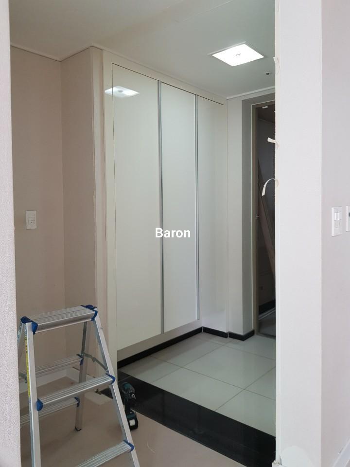 도어 손잡이 설치를 위해 준비된 수공구와 기기들
