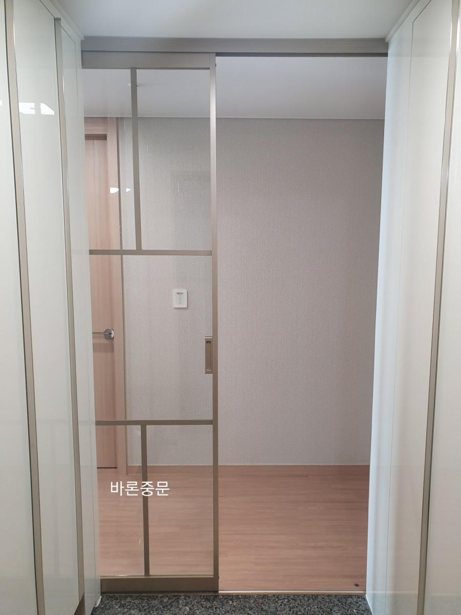 목재 마루 위에 설치된 슬라이딩 도어