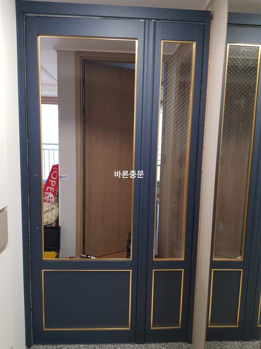 도어 프레임 상부와 유리 패널의 결합 상태