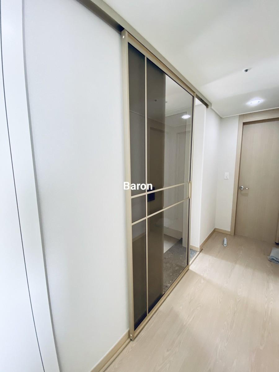 벽등과 스위치가 있는 복도 라인에 설치된 중문