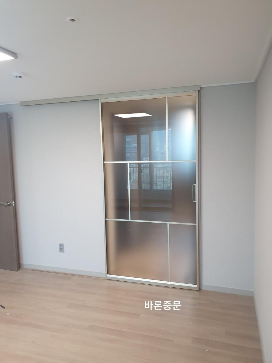천장 마감선에 맞춰 고정된 도어 프레임