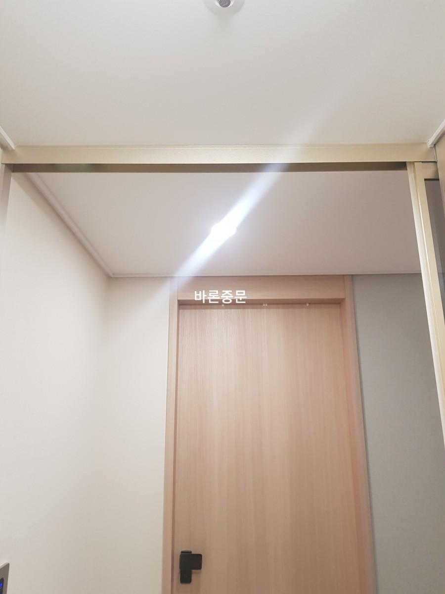 틈새 없이 밀착된 슬라이딩 도어 상부 레일 구조