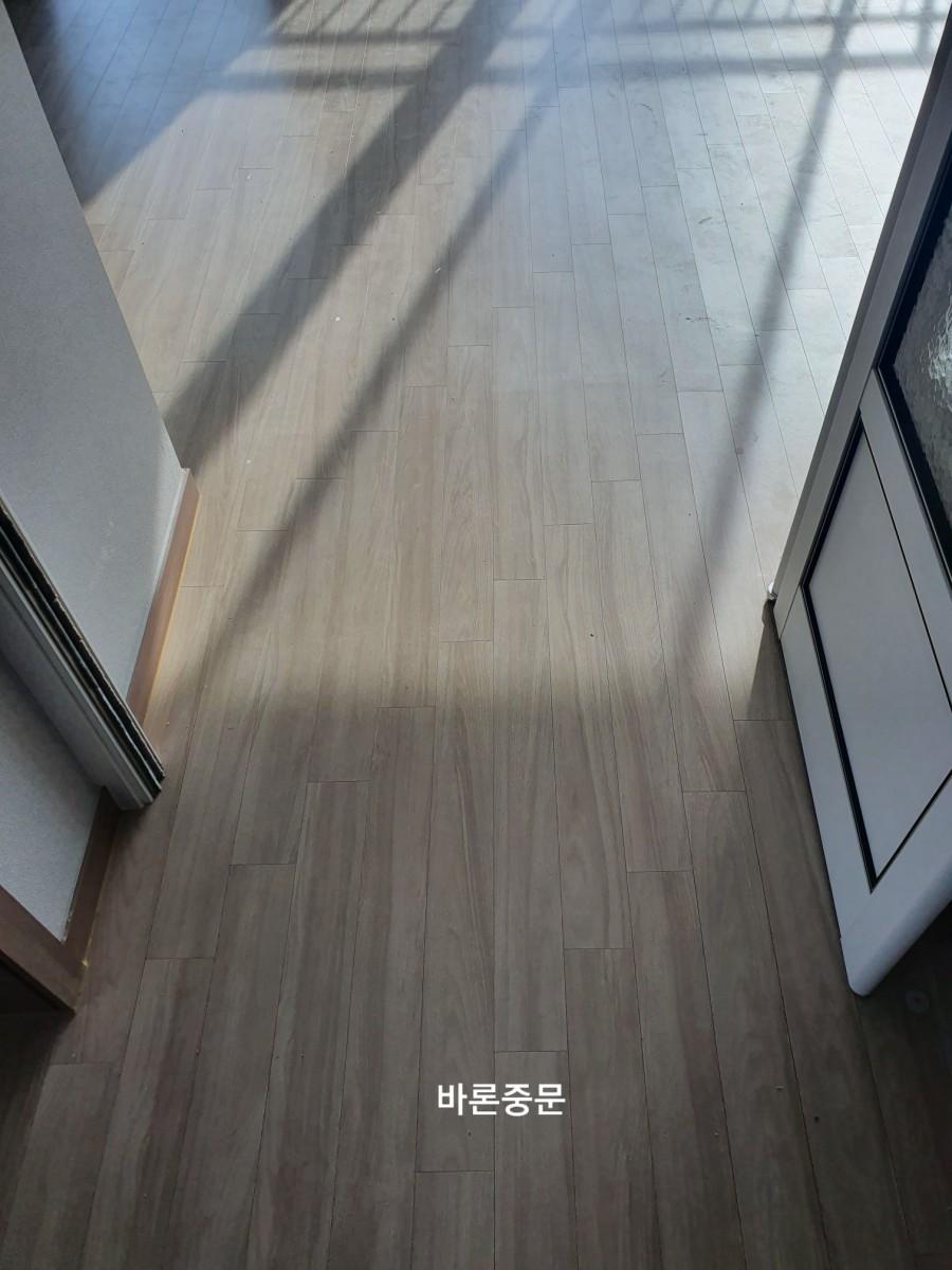 목재 바닥재가 깔린 복도 공간