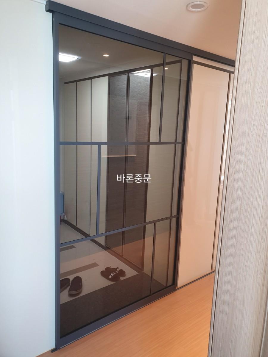 슬라이딩 도어로 정돈된 현관의 첫인상