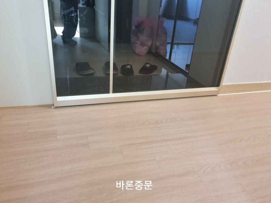 도어 유리에 반사된 현관 내부 모습