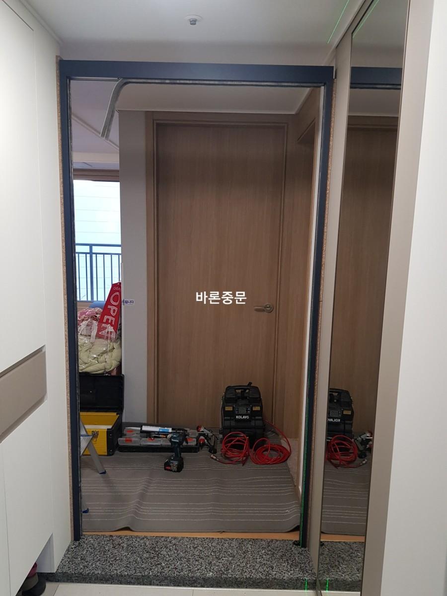 도어 프레임과 벽면의 밀착 상태를 조정하는 모습
