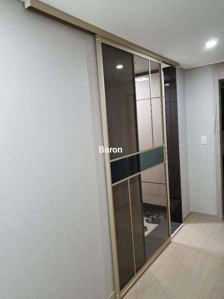 LED 조명이 설치된 복도와 슬라이딩 도어의 모습