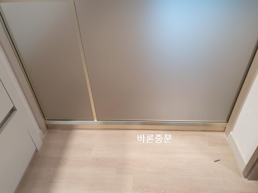 베이지색 마루 위에 설치된 낮은 하부 레일