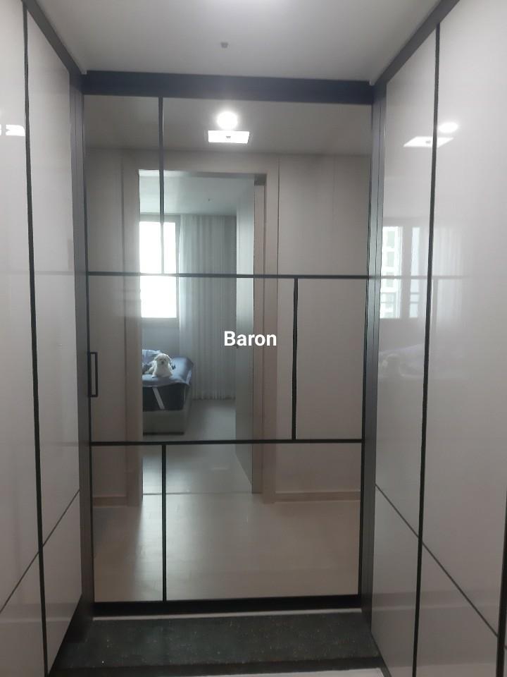 흰색 벽면과 밝은 타일 바닥의 복도 시공 장면