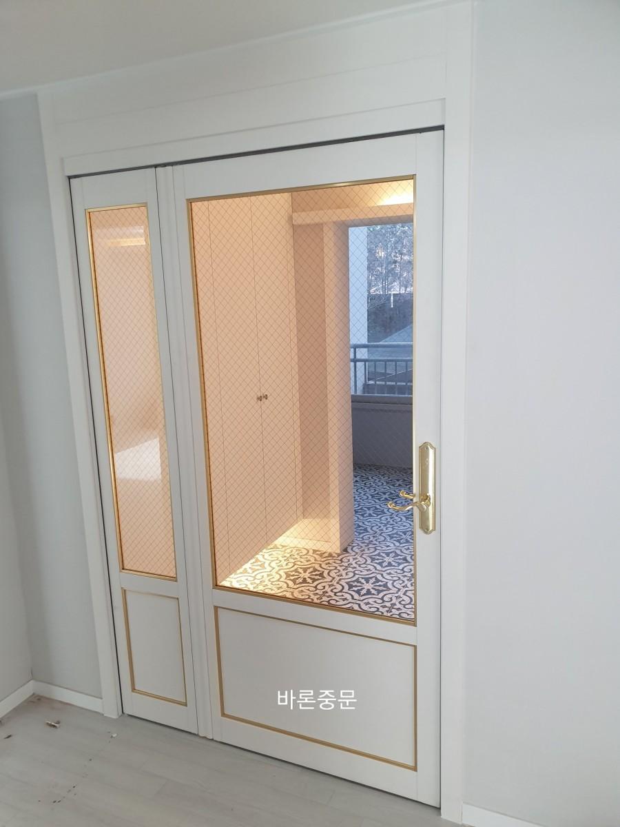 망입유리 패널과 하부 고시가 적용된 도어