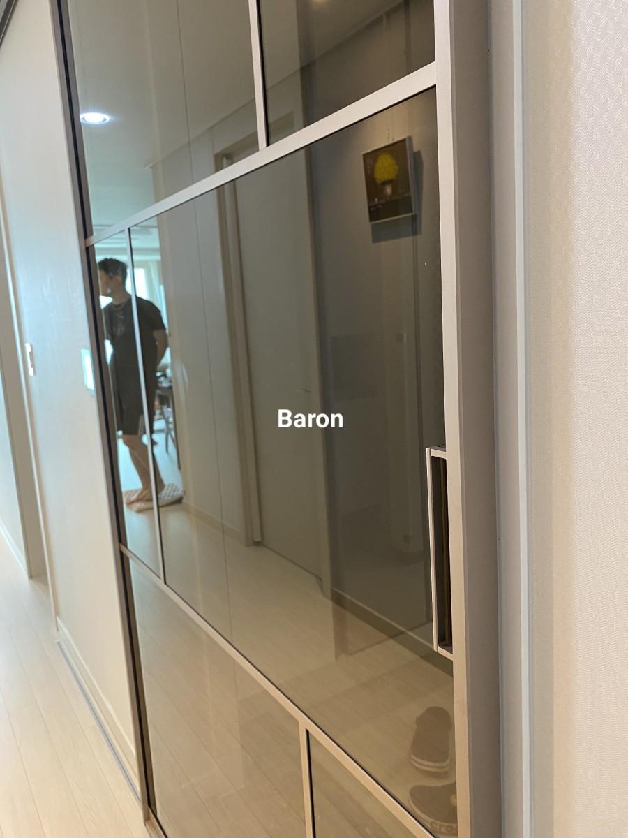 유리 패널이 적용된 도어와 수납장의 반사 모습