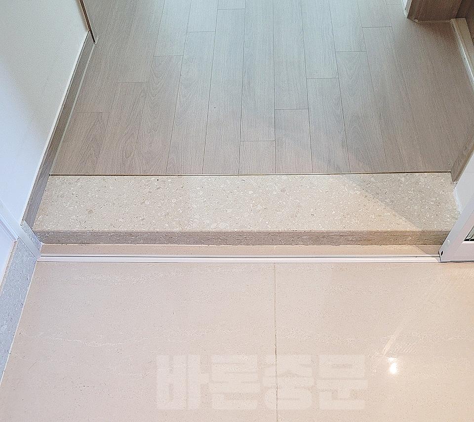 타일과 마루가 만나는 지점의 시공 준비 과정