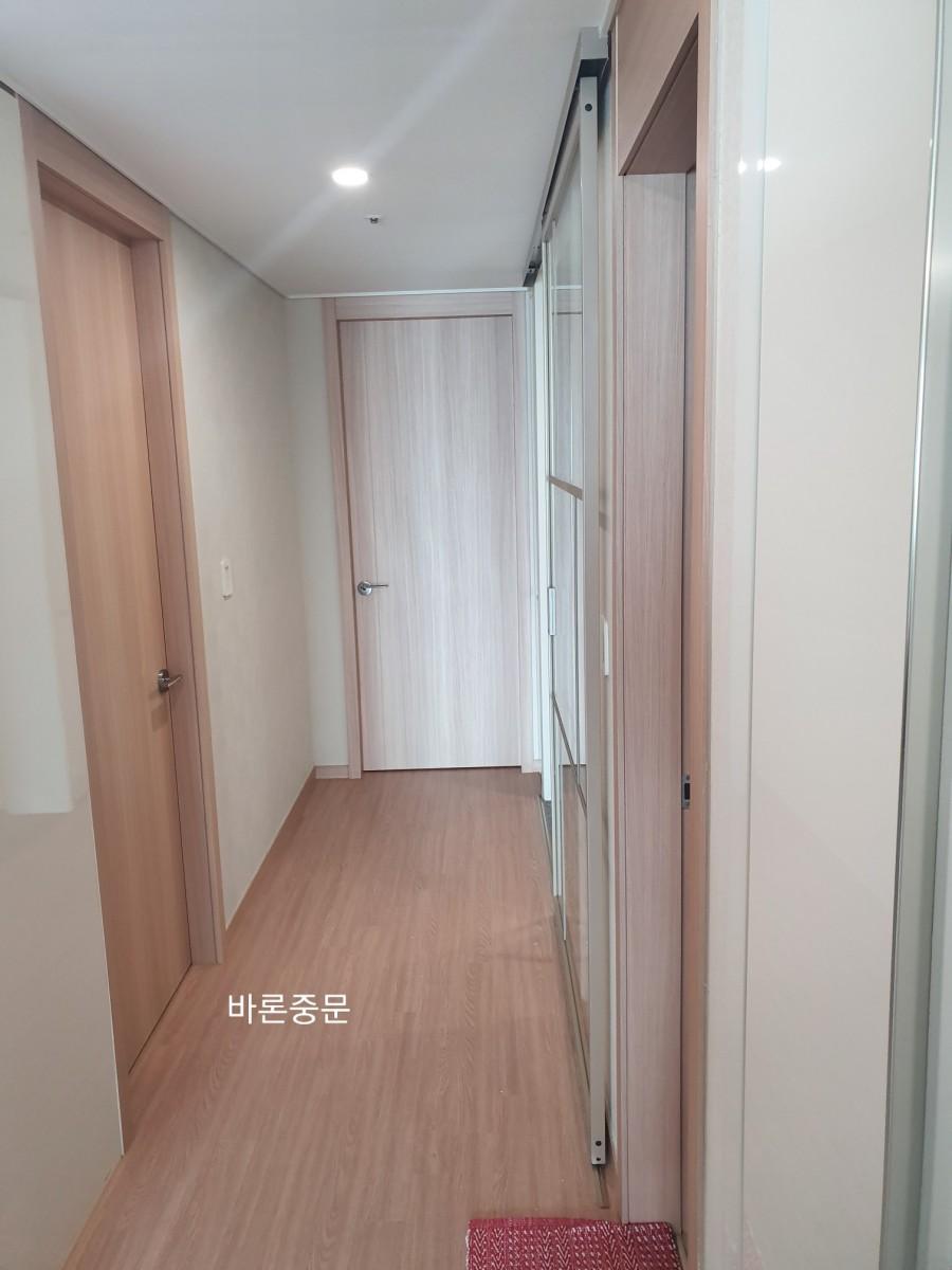 유리 도어가 설치 중인 복도 전경