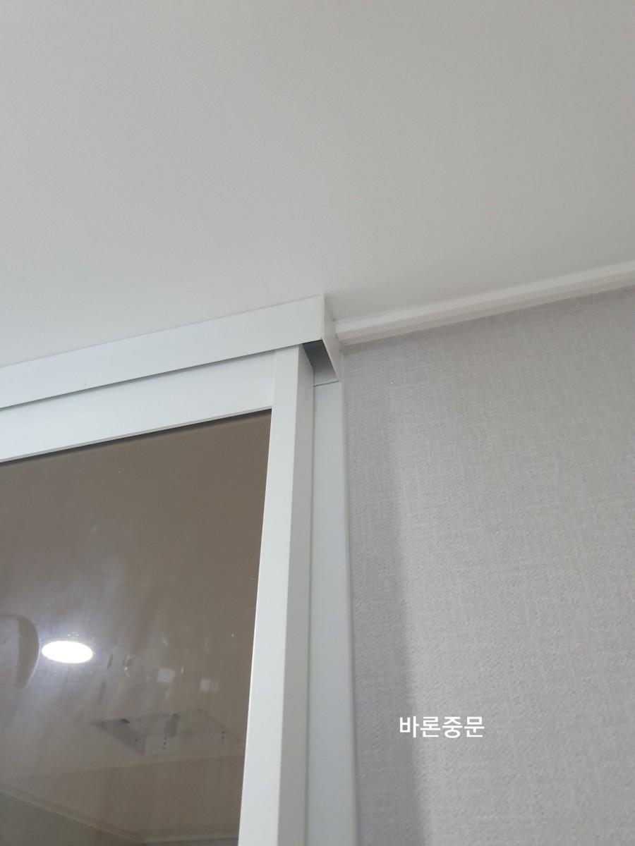 벽면과 천장 연결부의 화이트 프레임 근접 샷