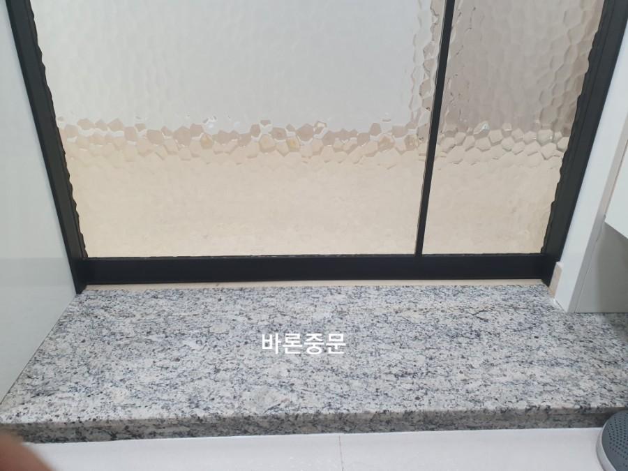 블랙 프레임과 석재 상판의 접합부