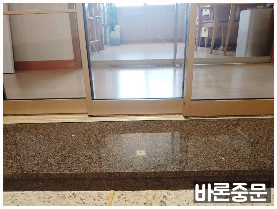 그라나이트 바닥 위에 설치된 낮은 알루미늄 하부 레일