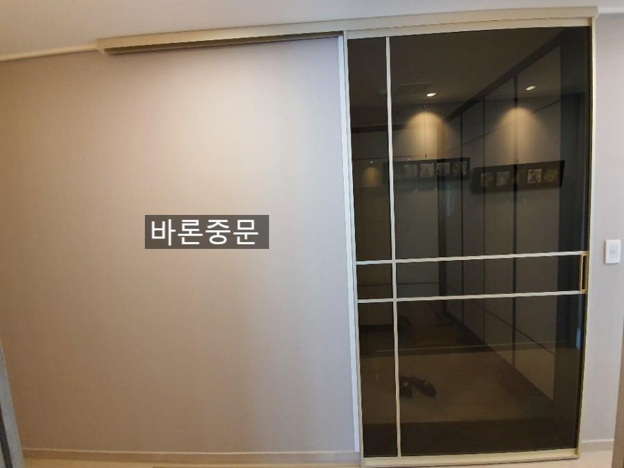 베이지색 벽면과 흰색 프레임이 맞물린 모습