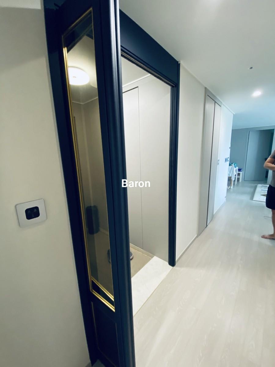 밝은 마루와 대비되는 네이비 포인트 도어