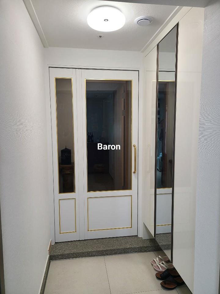 화이트 수납장과 조화를 이루는 현관 전체 전경