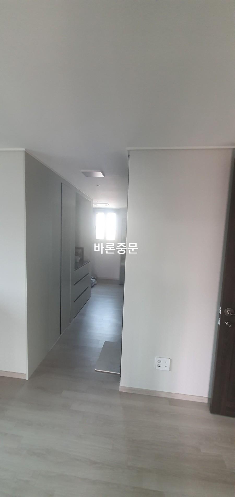 시공 전 복도 공간의 벽면과 바닥 상태