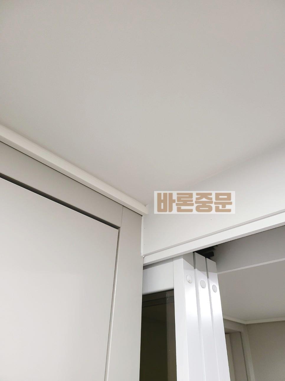 천장 마감재와 도어 상부 구조물의 접합부
