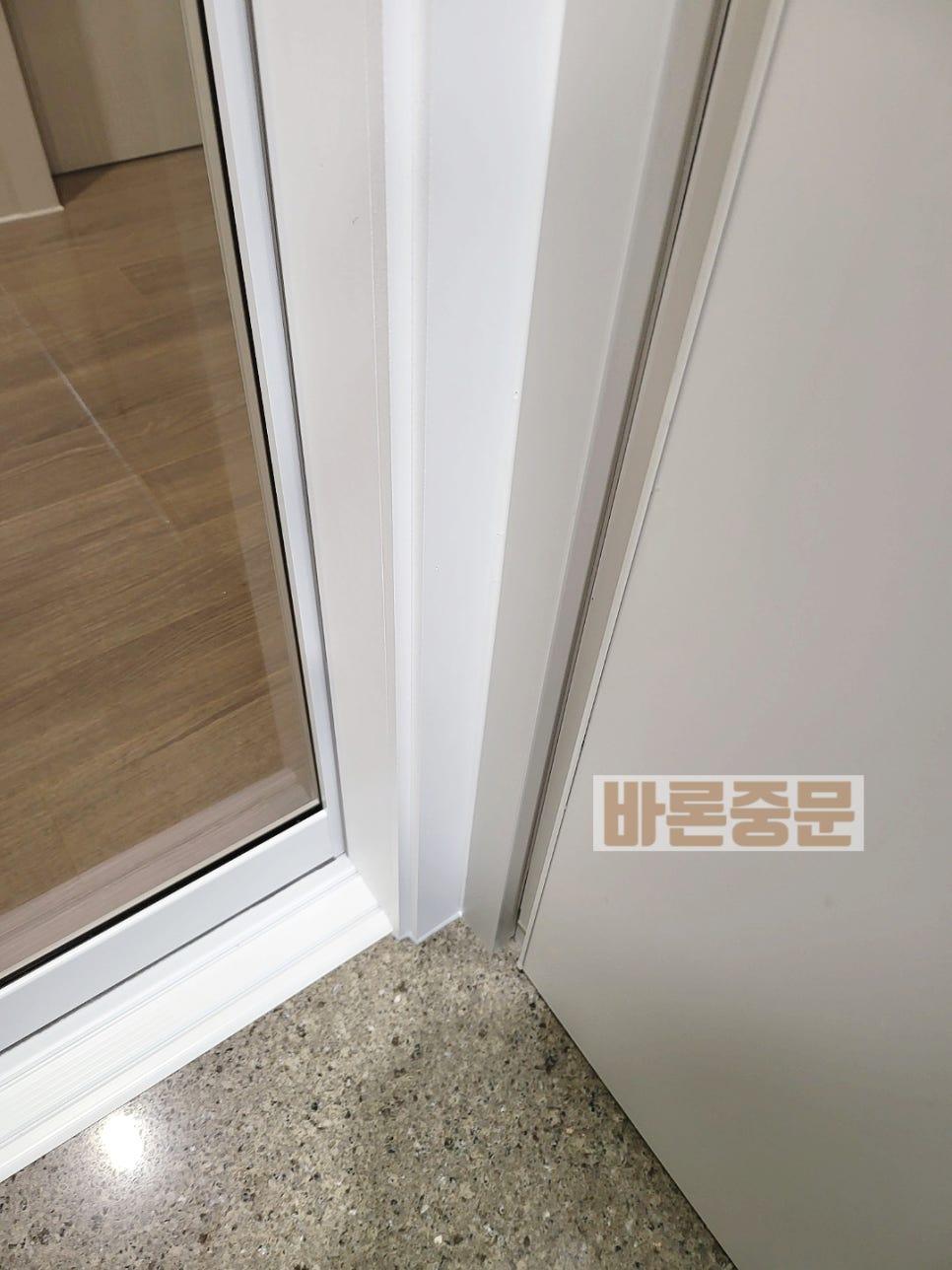 초슬림3연동도어의 하부 패널과 레일 구조