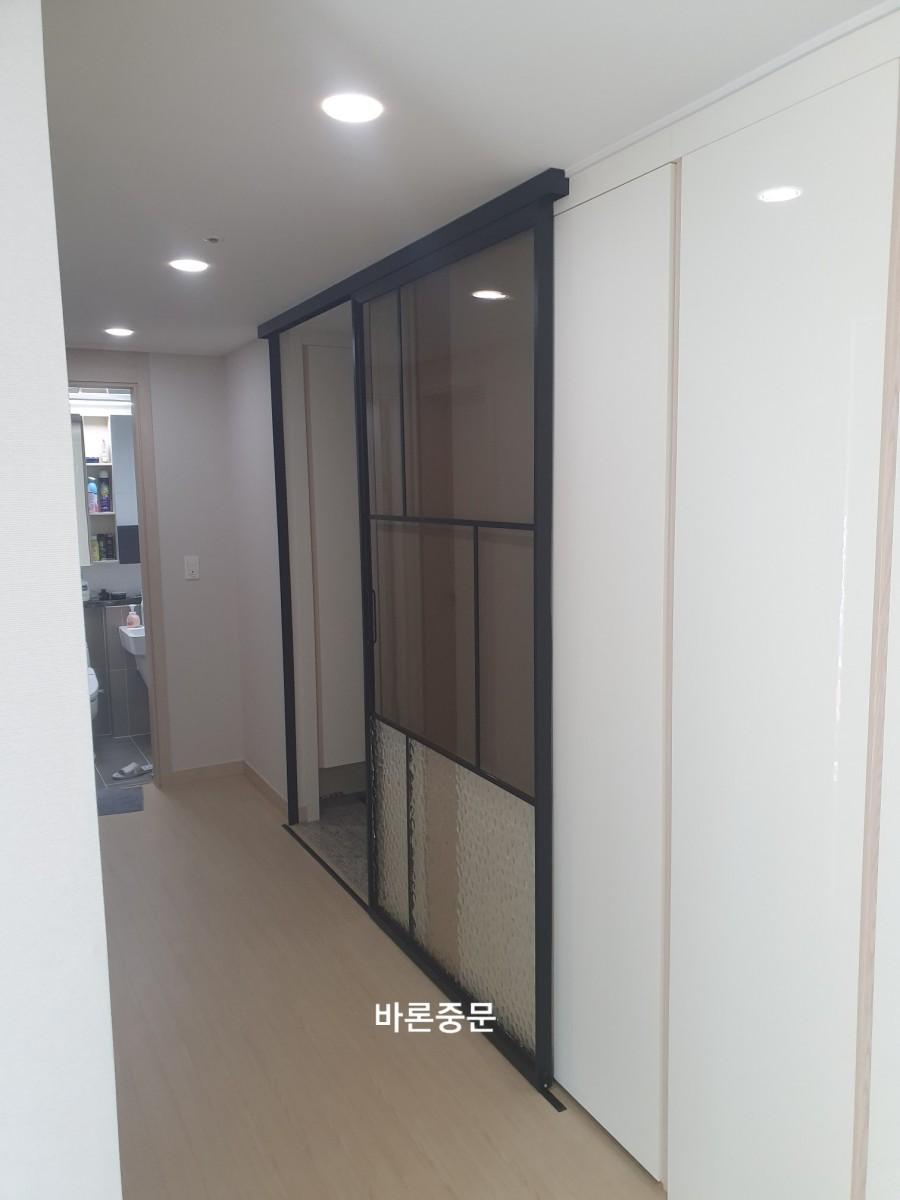 중문 너머로 보이는 매립등과 수납장
