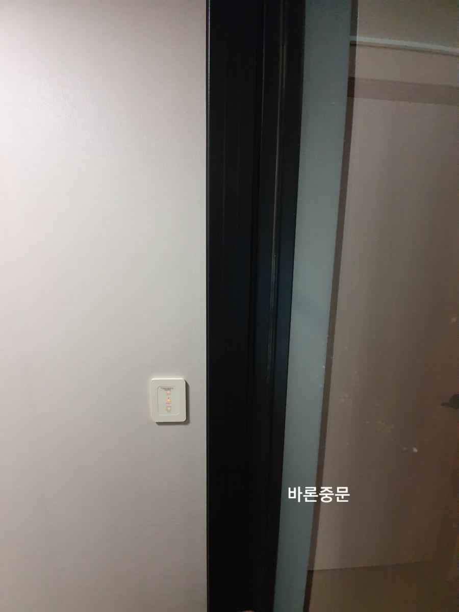도어 프레임과 유리 패널의 접합 및 가스켓 처리 부분