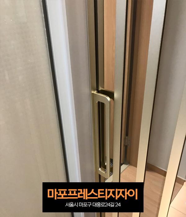 샴페인 골드 도어 프레임과 손잡이의 근접 시공 모습
